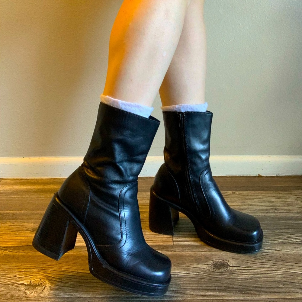 🚫SOLD🚫VINTAGE 90s / Y2K STEVE MADDEN ‘BRIDGE’ CHUNKY PLATFORM SQUARE TOE BOOTS